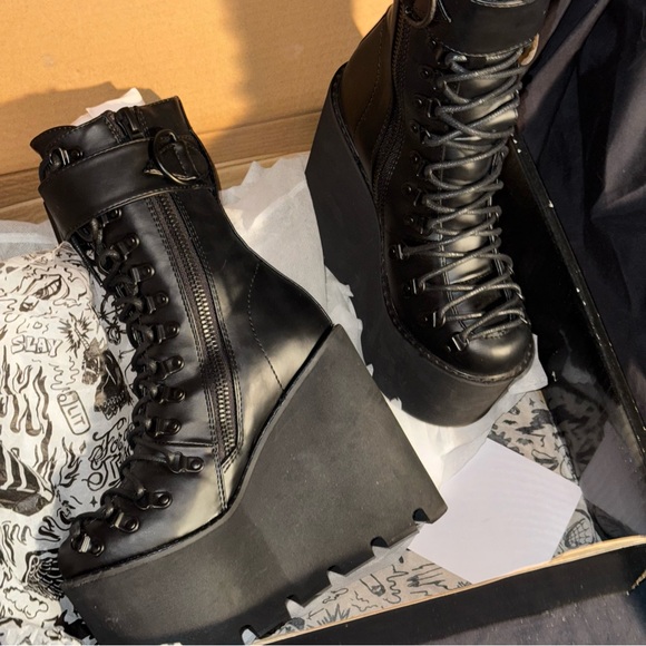 BLACK TRAITOR BOOTS - NEW IN BOX - Picture 2 of 5